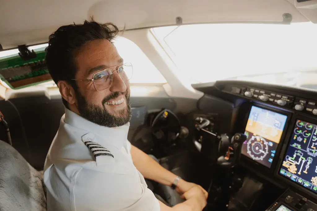 Un pilote dans sa cabine