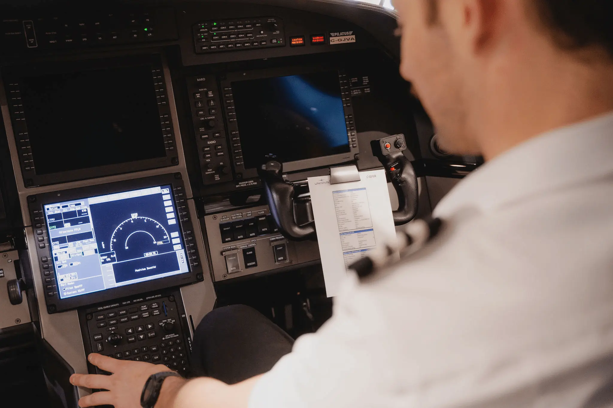 Pilote dans son cockpit, concentré sur les cadrans de contrôle