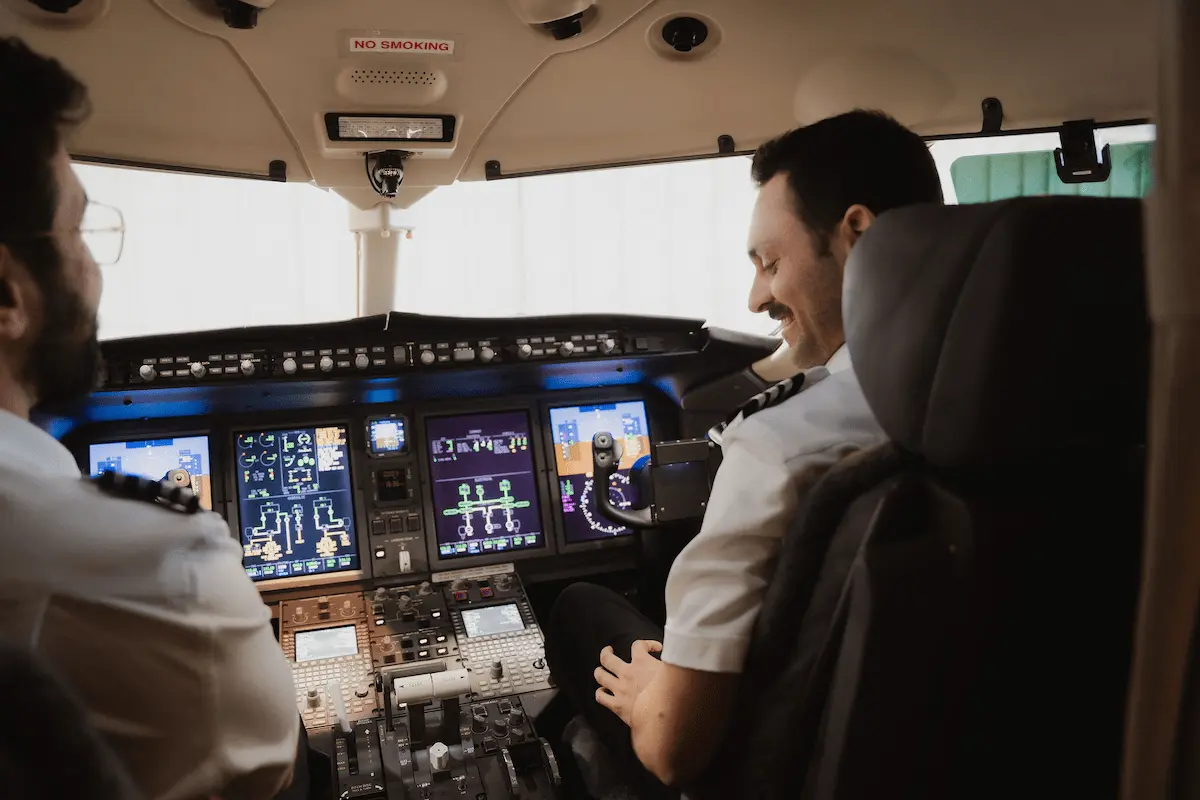 Deux pilotes dans une cabine d'avion 