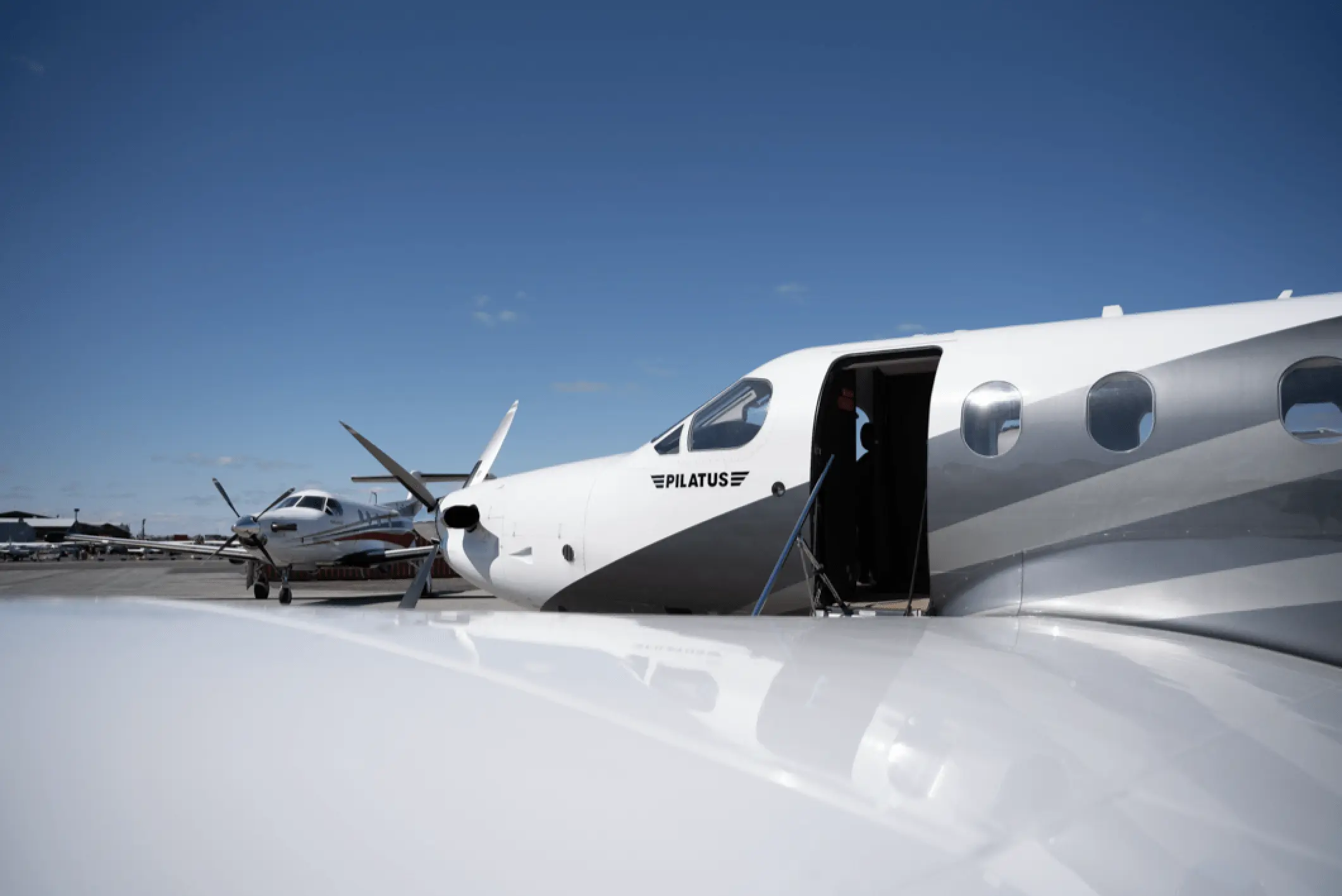 Un avion de la flotte d'Univair avec un ciel bleu en arrière-plan.